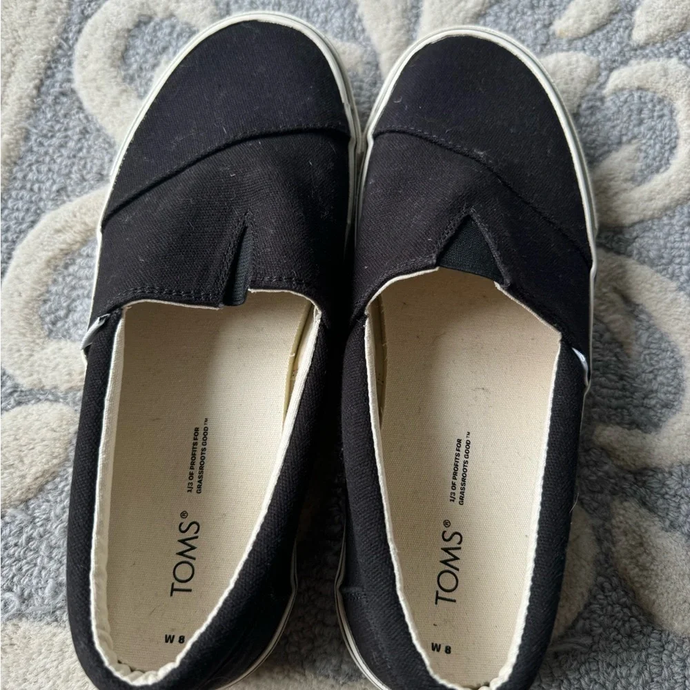 Tom’s Fenix slip on sneakers. - Picture 4 of 5